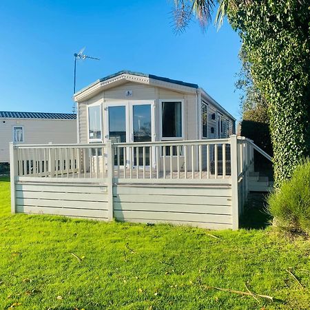 Stylish Inviting 2 Bedroom Caravan With Sea View East Mersea Exterior foto